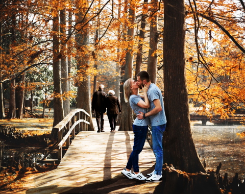 Kissing couple in Autumn